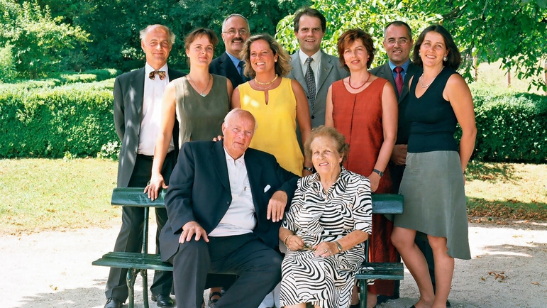 Georg H et Alice Endress en 2003 avec leurs huit enfants adultes.