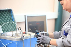 L’équipe de techniciens sur site réalisent l’étalonnage des instruments conformément à la nouvelle stratégie L’équipe de techniciens sur site réalisent l’étalonnage des instruments conformément à la nouvelle stratégie