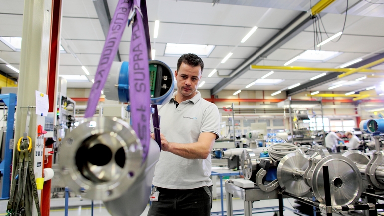 Endress+Hauser Flow à Reinach, Suisse, homme transportant un débitmètre