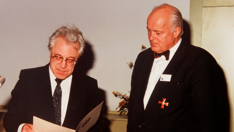 1984 : Le fondateur de l'entreprise à l'honneur : Georg H Endress reçoit la Croix fédérale allemande du Mérite de première classe