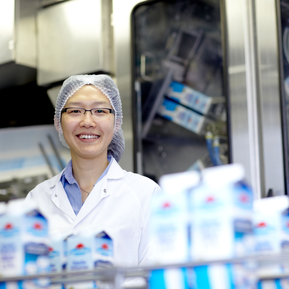 Employées dans une usine de transformation du lait