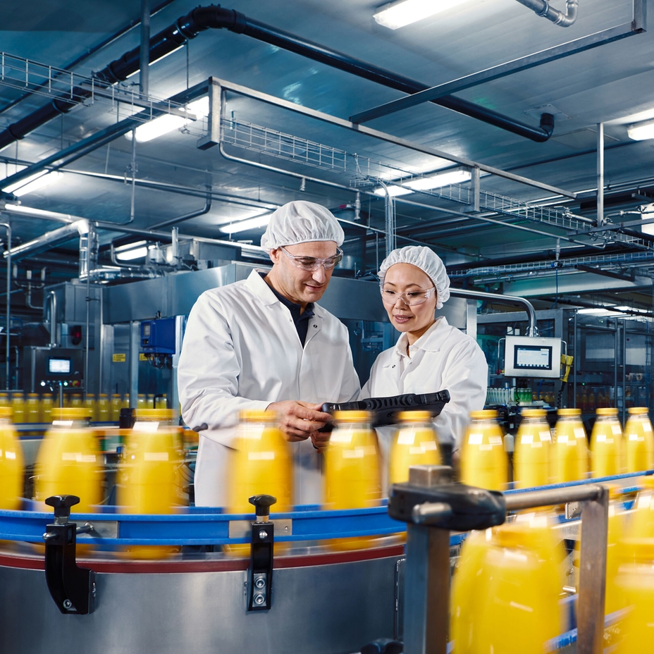 Employé devant une usine de production agroalimentaire