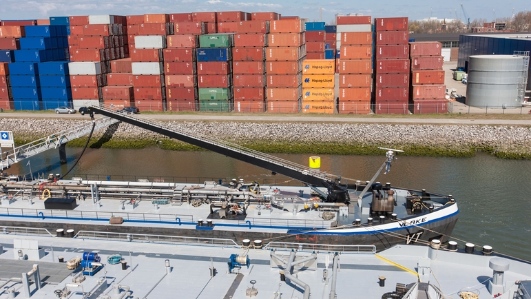 Opérations de soutage dans un port