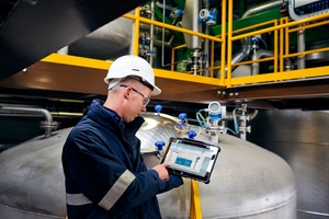 Responsable de maintenance avec une tablette SMT70 dans une usine chimique