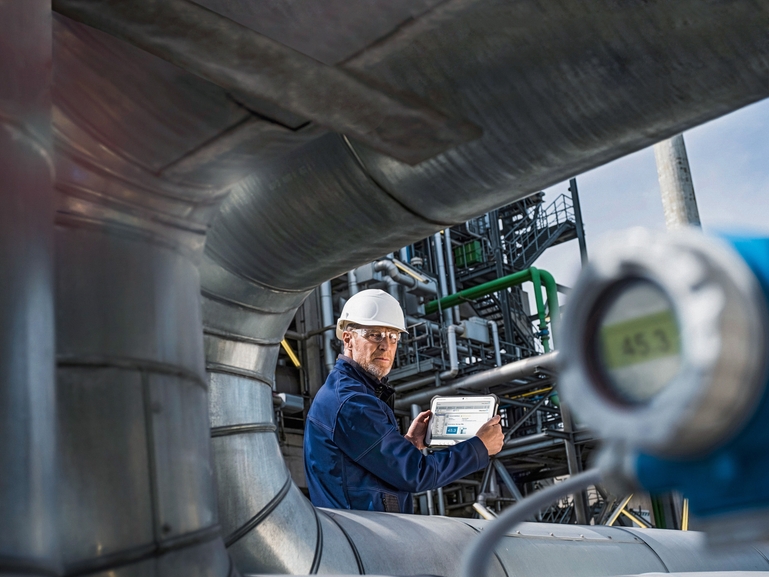Usine de production intelligente avec ingénieur et tablette