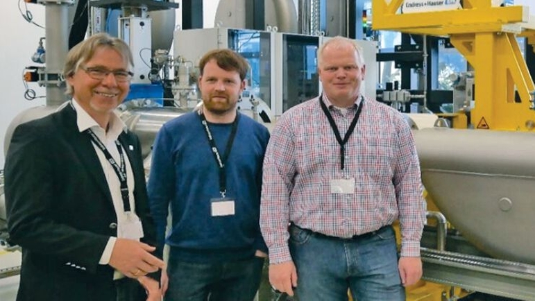 Picture of customers Wintershall in front of hydrocarbon calibration rig at Endress+Hauser Flow