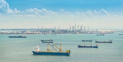 Un port avec de nombreux navires et pétroliers