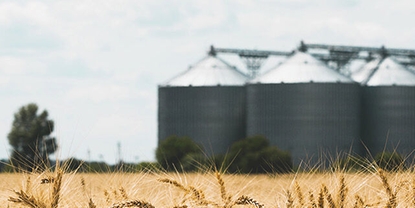 Une installation à silos multiples typique pour le stockage des aliments, par exemple les céréales