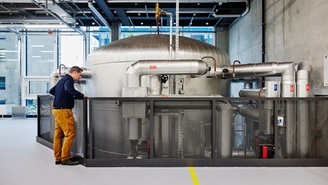 This vessel can store waste heat from Endress+Hauser’s production to heat the building.