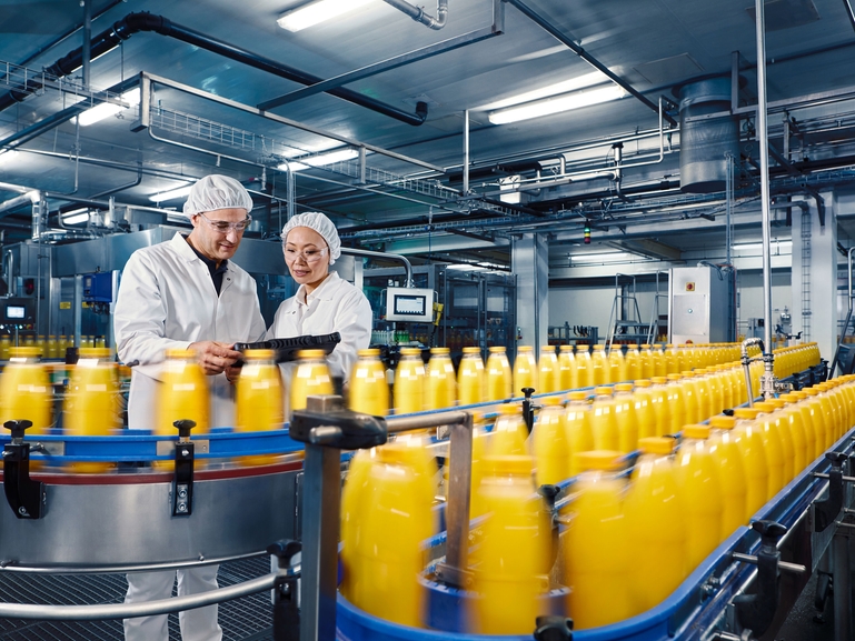 Remplissage de jus d'orange dans une usine de boissons