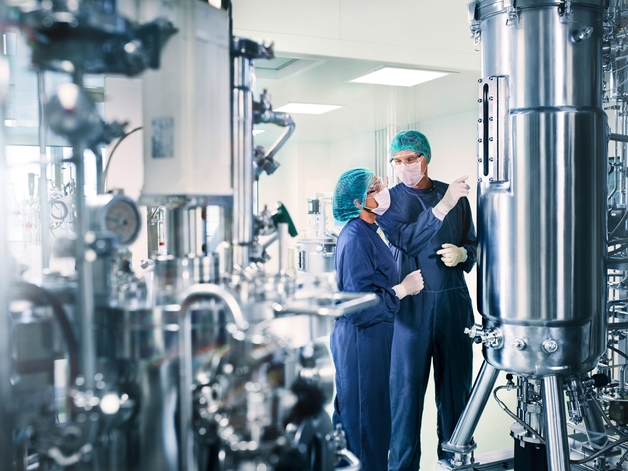 Deux ingénieurs dans un environnement hygiénique d'un process  de sciences de la vie.