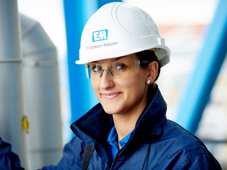 Femme ingénieur souriant à la caméra.