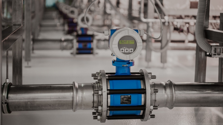 Débitmètre électromagnétique Proline Promag 10D surveillant la vitesse de la suspension d'algues