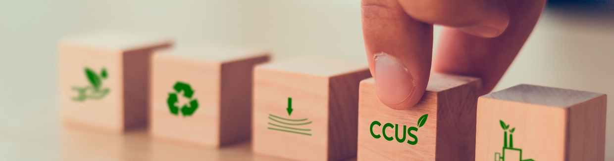 Le concept CCUS (Captage, stockage, utilisation du CO2) symbolisé par cinq blocs de bois.