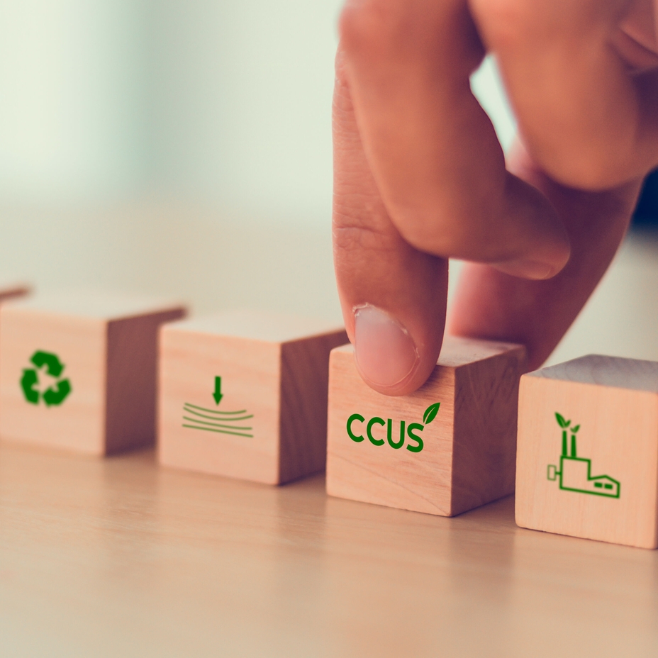 Le concept CCUS (Captage, stockage, utilisation du CO2) symbolisé par cinq blocs de bois.