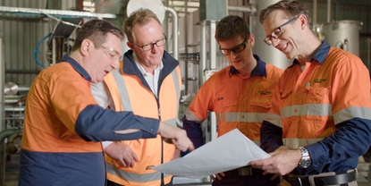 L'équipe de Wildfire Energy Australia échange sur la structure et les process de son installation pilote.