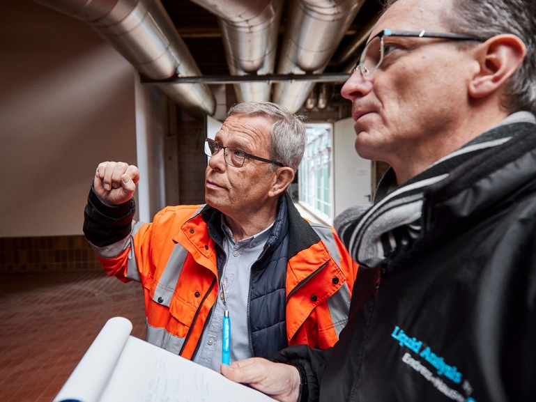Collaboration d'experts de l'industrie alimentaire et des boissons sur place