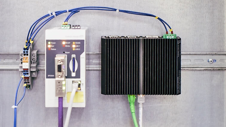 La passerelle Ethernet/PROFIBUS SFG500 et un périphérique Edge